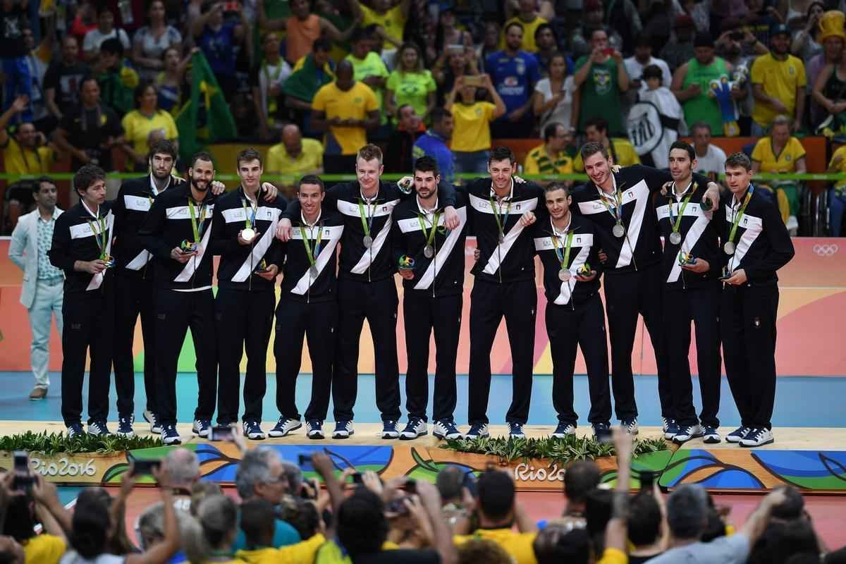Festa do Brasil com a medalha de ouro no pdio no Maracanzinho
