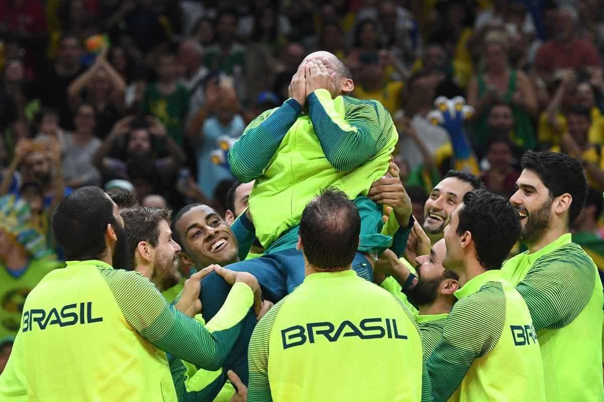 Festa do Brasil com a medalha de ouro no pdio no Maracanzinho