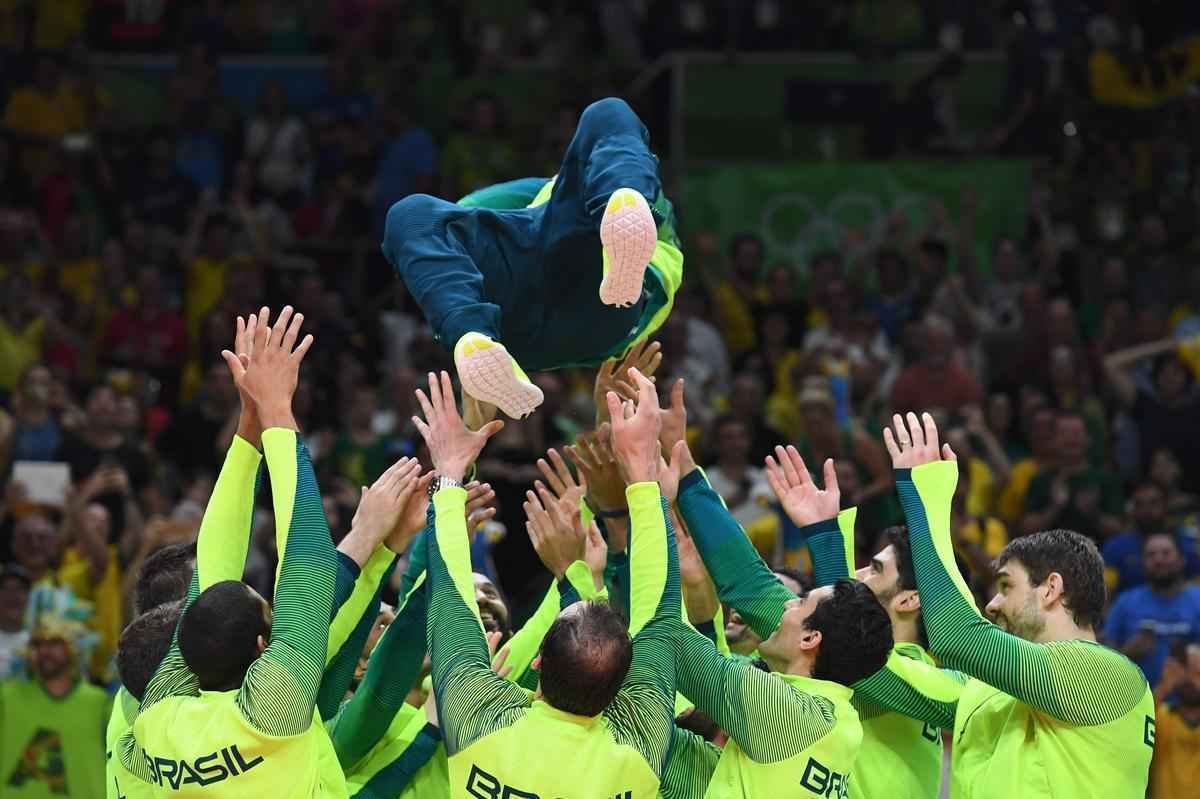 Festa do Brasil com a medalha de ouro no pdio no Maracanzinho