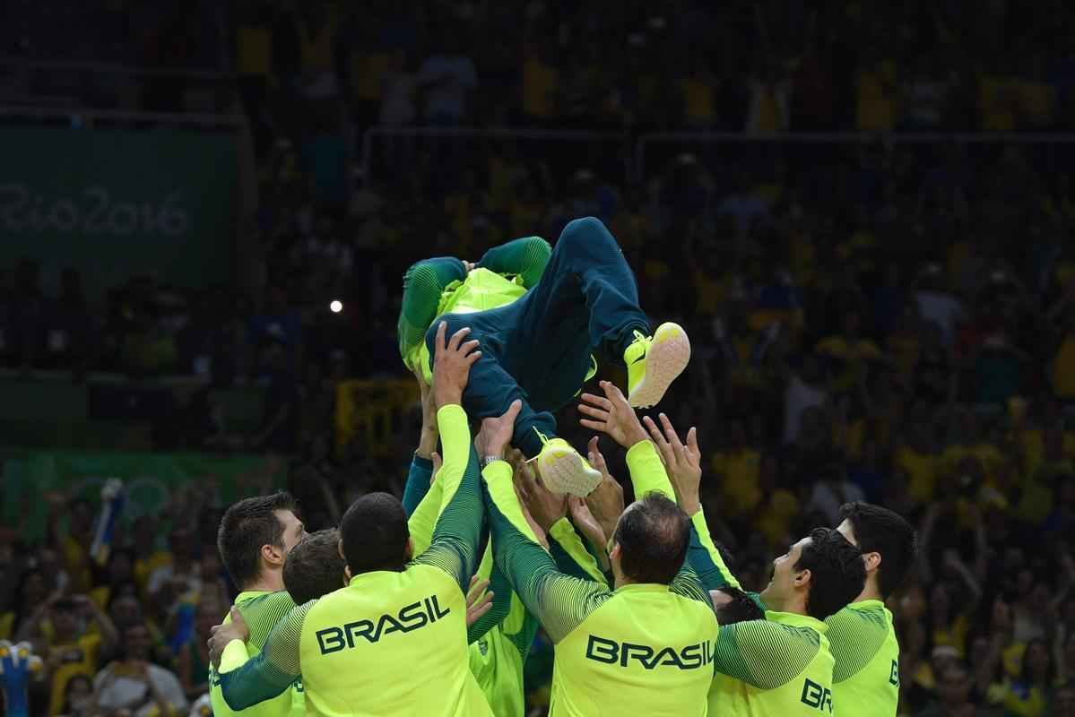 Festa do Brasil com a medalha de ouro no pdio no Maracanzinho