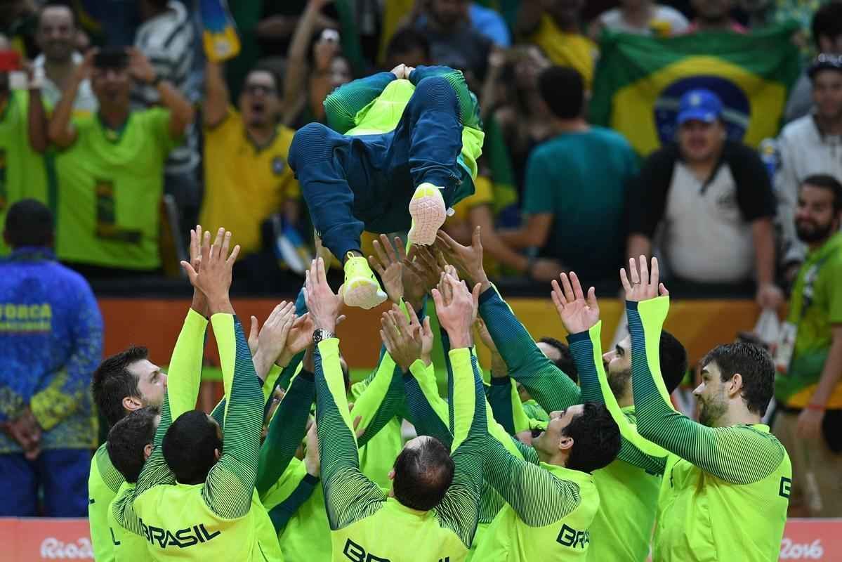 Festa do Brasil com a medalha de ouro no pdio no Maracanzinho