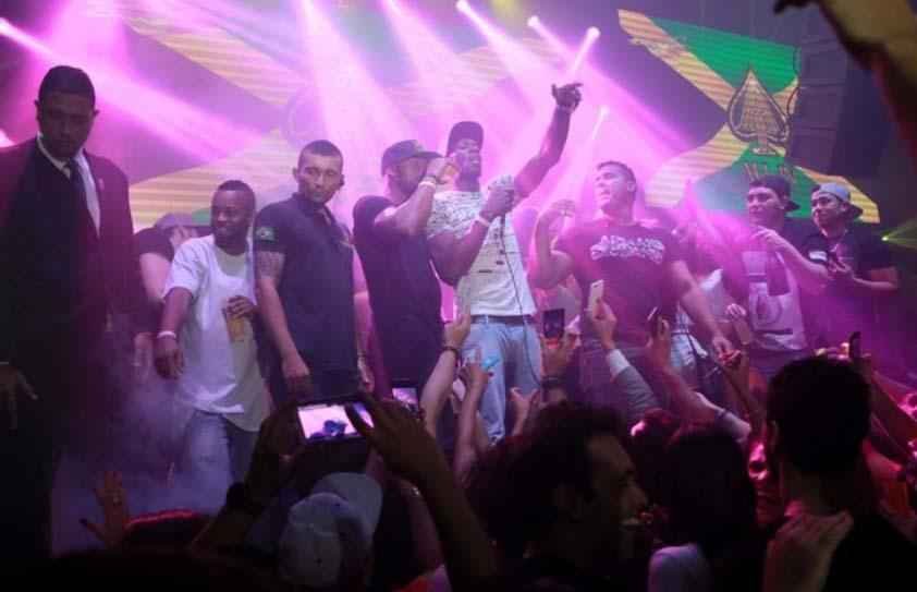 Usain Bolt comemora 30 anos de vida na balada carioca ao lado de amigos