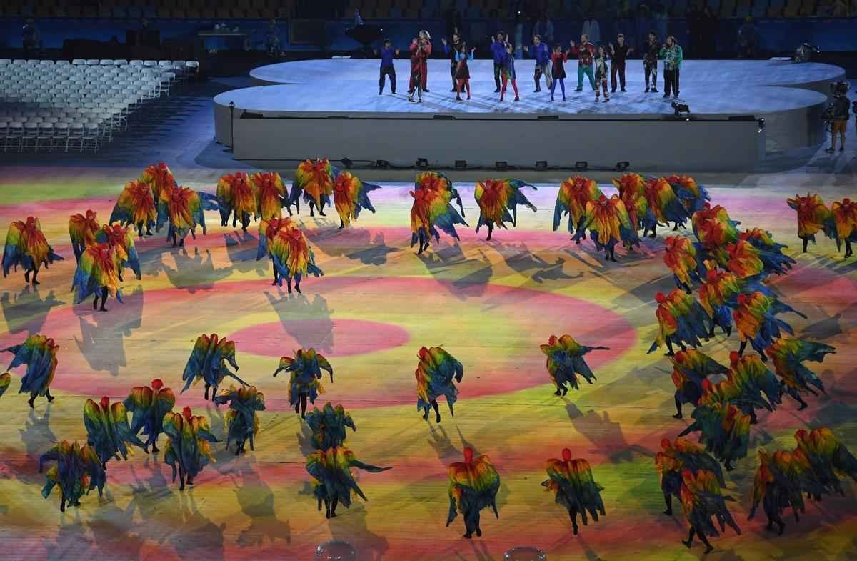 Depois de 19 dias de competies, a Olimpada do Rio terminou em clima de alto-astral, na noite deste domingo, no estdio do Maracan, com muita dana, msica e esprito de carnaval