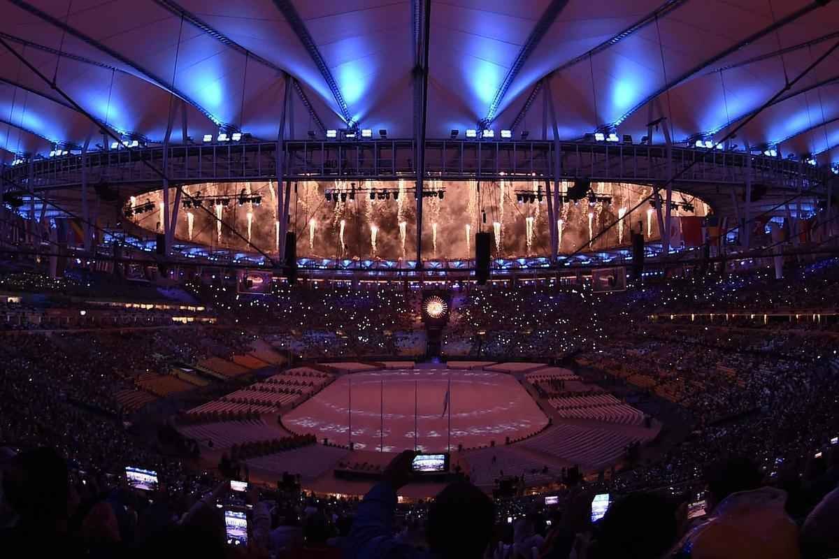 Depois de 19 dias de competies, a Olimpada do Rio terminou em clima de alto-astral, na noite deste domingo, no estdio do Maracan, com muita dana, msica e esprito de carnaval