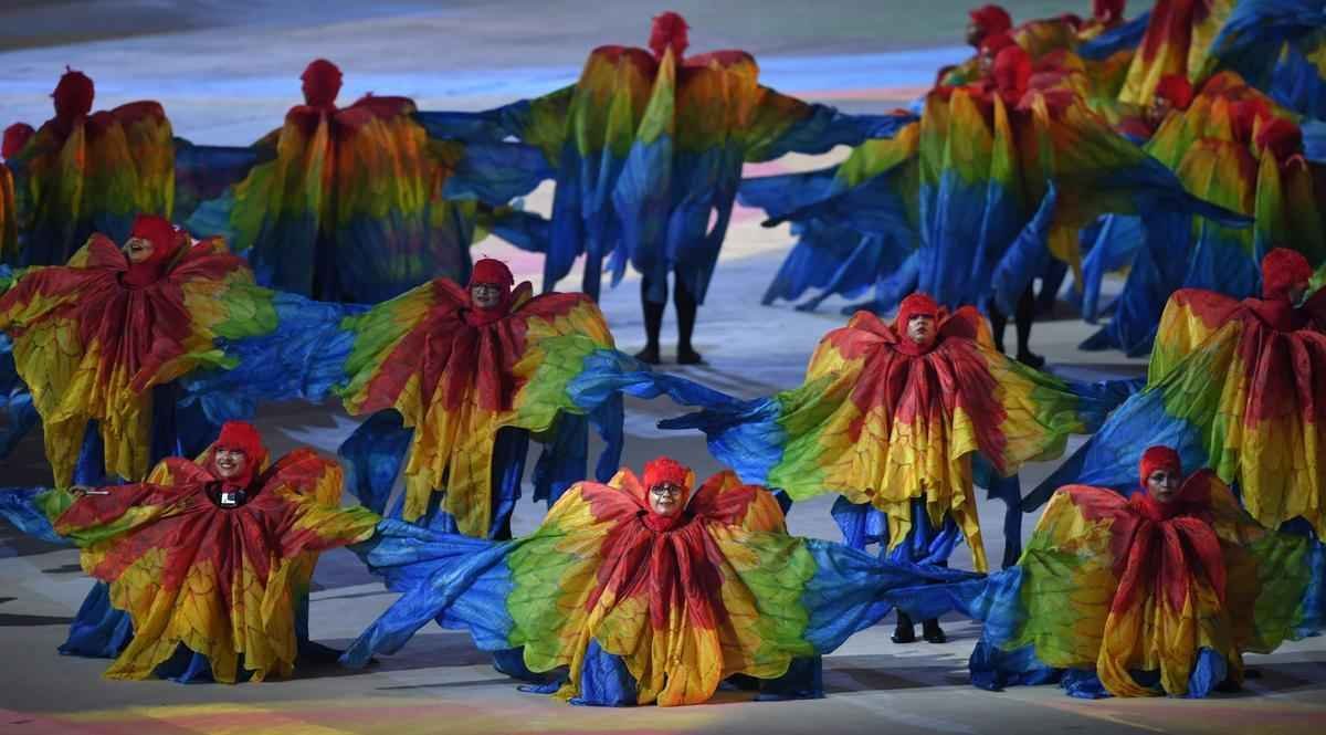 Depois de 19 dias de competies, a Olimpada do Rio terminou em clima de alto-astral, na noite deste domingo, no estdio do Maracan, com muita dana, msica e esprito de carnaval