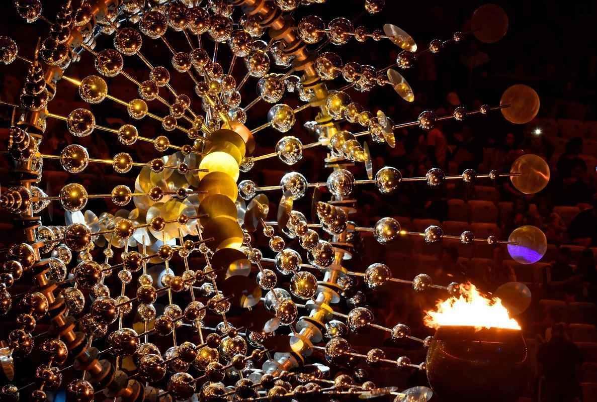 Depois de 19 dias de competies, a Olimpada do Rio terminou em clima de alto-astral, na noite deste domingo, no estdio do Maracan, com muita dana, msica e esprito de carnaval