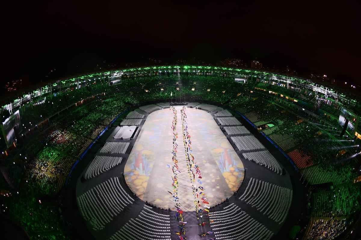 Depois de 19 dias de competies, a Olimpada do Rio terminou em clima de alto-astral, na noite deste domingo, no estdio do Maracan, com muita dana, msica e esprito de carnaval