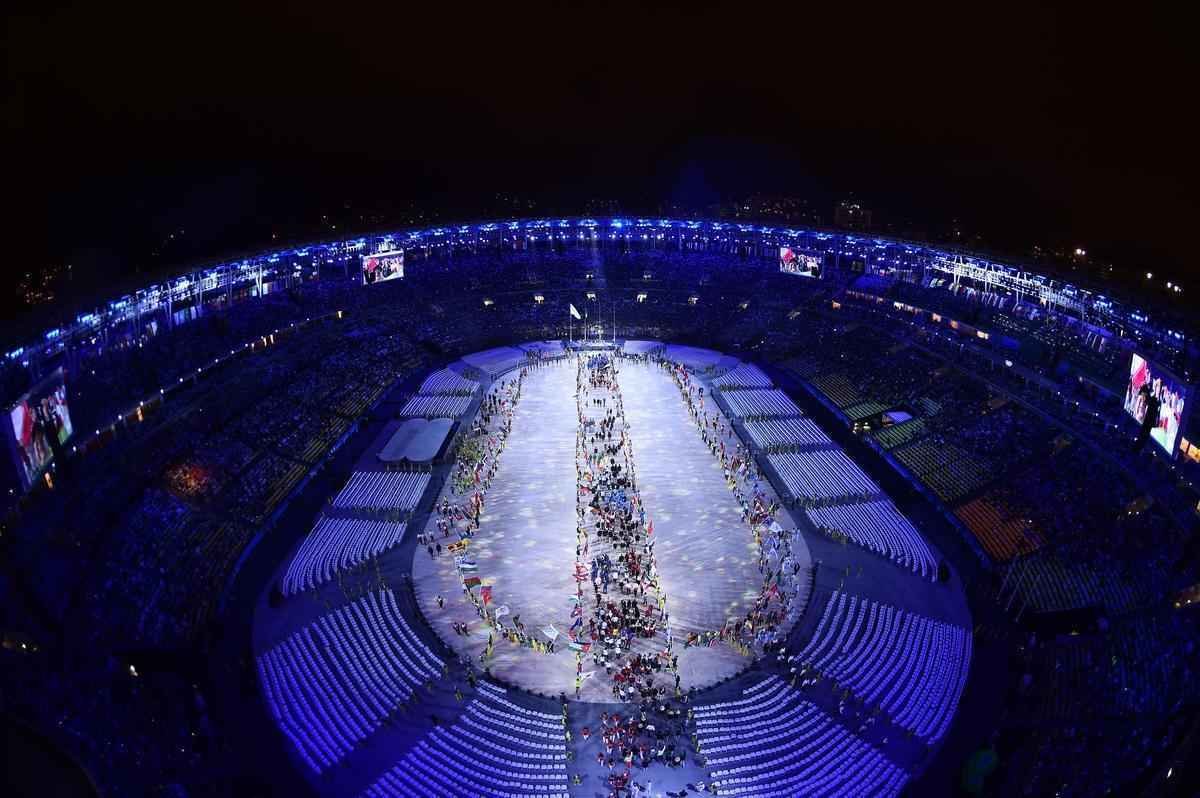 Depois de 19 dias de competies, a Olimpada do Rio terminou em clima de alto-astral, na noite deste domingo, no estdio do Maracan, com muita dana, msica e esprito de carnaval