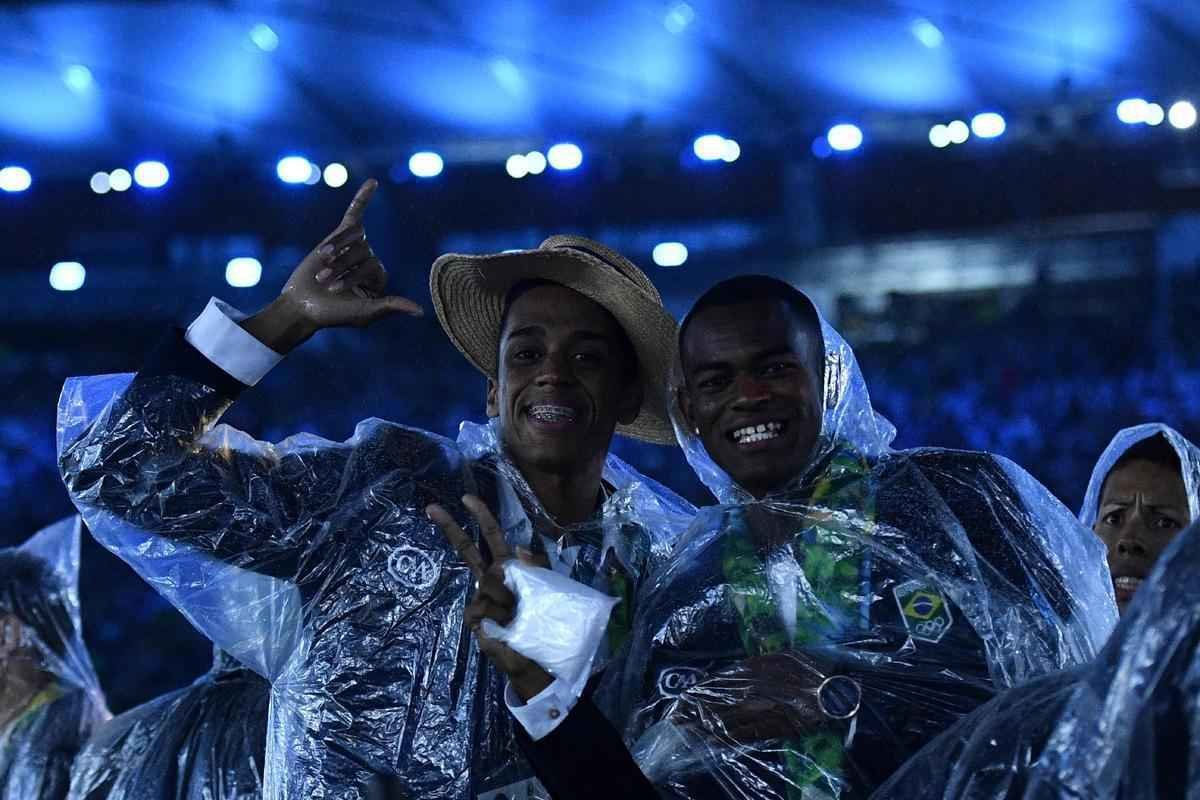 Depois de 19 dias de competies, a Olimpada do Rio terminou em clima de alto-astral, na noite deste domingo, no estdio do Maracan, com muita dana, msica e esprito de carnaval
