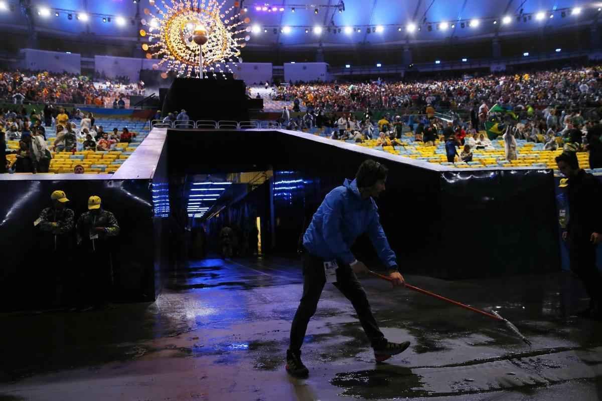 Depois de 19 dias de competies, a Olimpada do Rio terminou em clima de alto-astral, na noite deste domingo, no estdio do Maracan, com muita dana, msica e esprito de carnaval