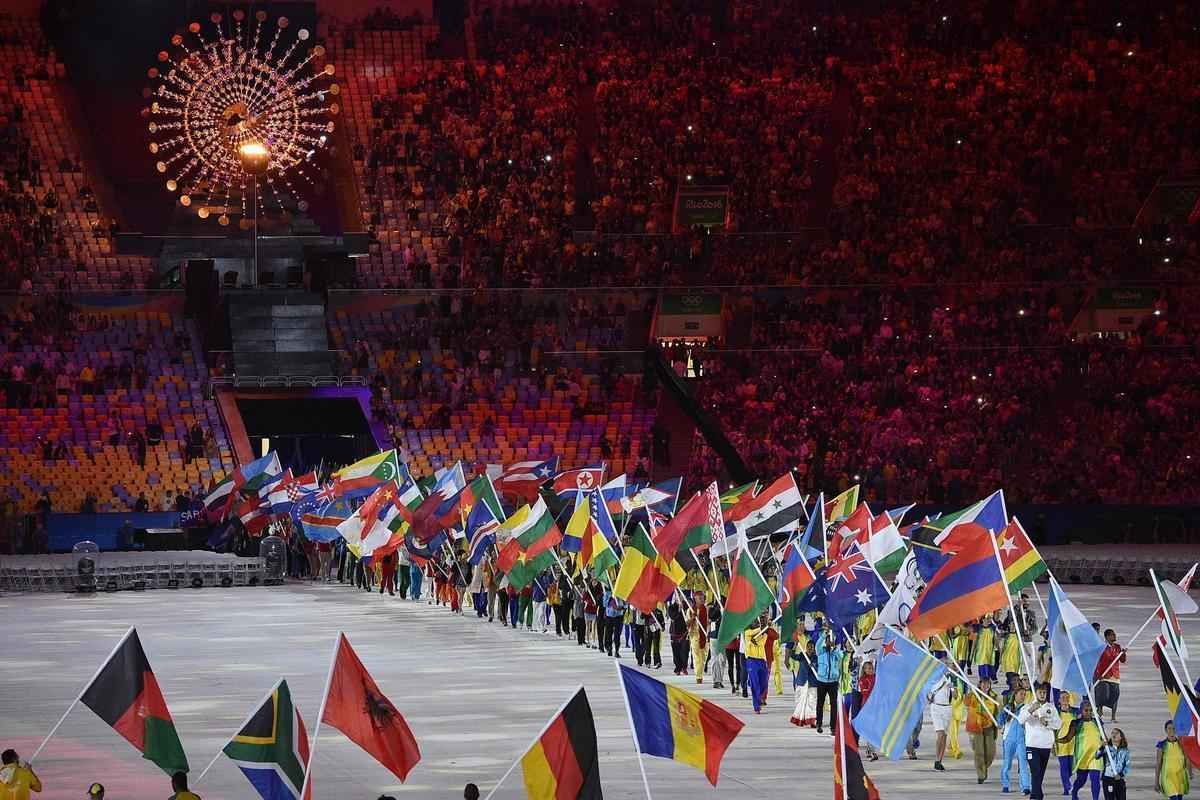 Depois de 19 dias de competies, a Olimpada do Rio terminou em clima de alto-astral, na noite deste domingo, no estdio do Maracan, com muita dana, msica e esprito de carnaval