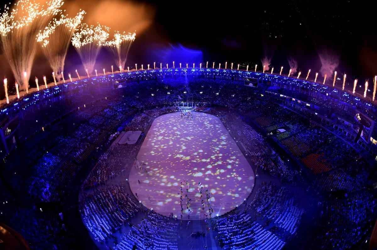 Depois de 19 dias de competies, a Olimpada do Rio terminou em clima de alto-astral, na noite deste domingo, no estdio do Maracan, com muita dana, msica e esprito de carnaval