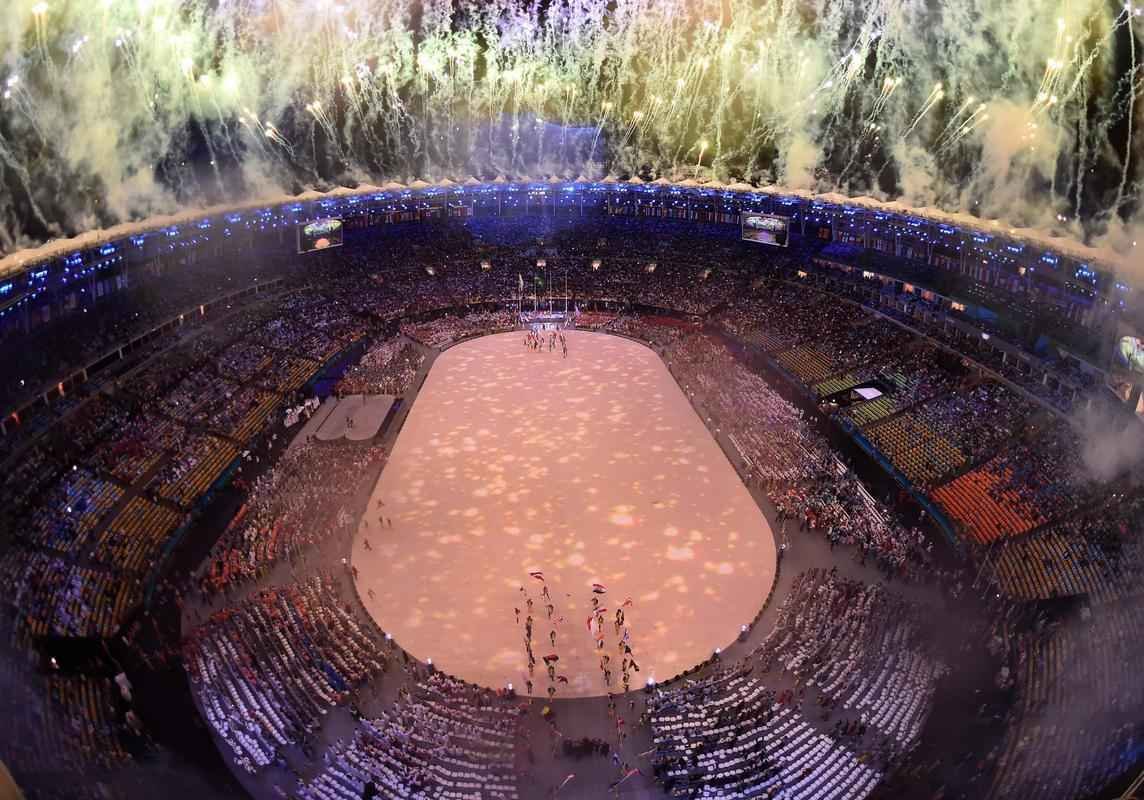 Depois de 19 dias de competies, a Olimpada do Rio terminou em clima de alto-astral, na noite deste domingo, no estdio do Maracan, com muita dana, msica e esprito de carnaval