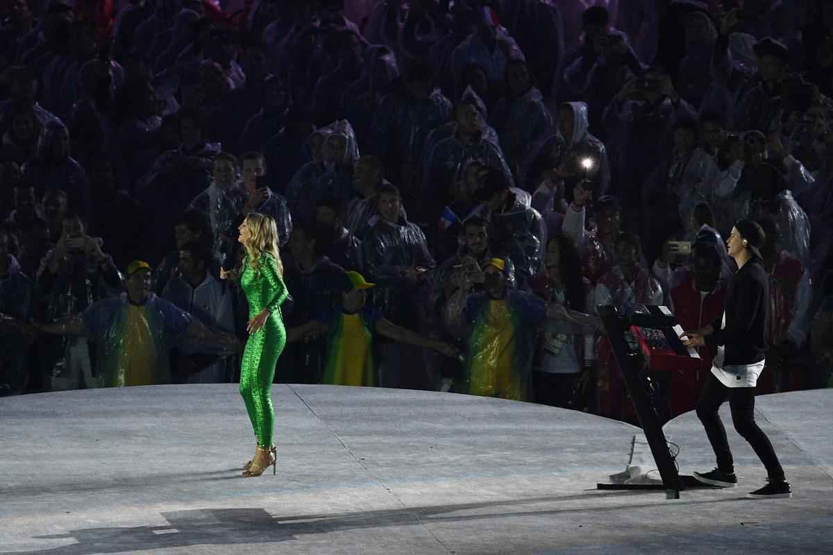 Depois de 19 dias de competies, a Olimpada do Rio terminou em clima de alto-astral, na noite deste domingo, no estdio do Maracan, com muita dana, msica e esprito de carnaval