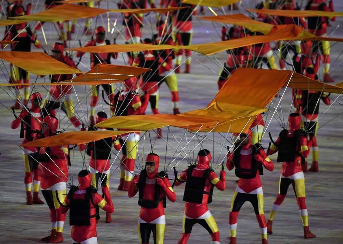 Depois de 19 dias de competies, a Olimpada do Rio terminou em clima de alto-astral, na noite deste domingo, no estdio do Maracan, com muita dana, msica e esprito de carnaval