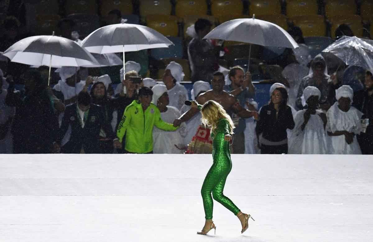 Depois de 19 dias de competies, a Olimpada do Rio terminou em clima de alto-astral, na noite deste domingo, no estdio do Maracan, com muita dana, msica e esprito de carnaval