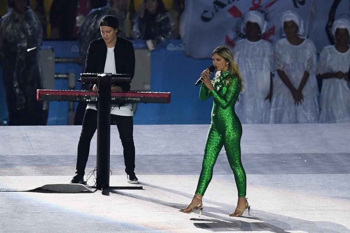 Depois de 19 dias de competies, a Olimpada do Rio terminou em clima de alto-astral, na noite deste domingo, no estdio do Maracan, com muita dana, msica e esprito de carnaval