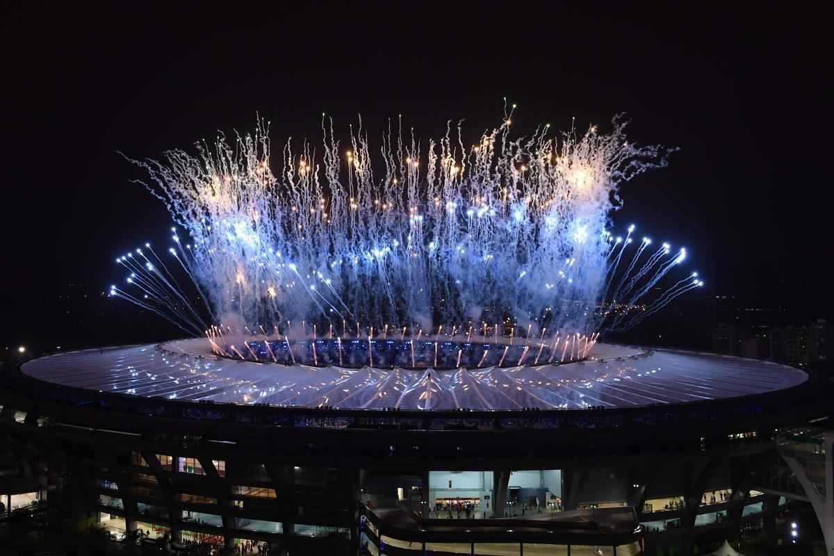 Depois de 19 dias de competies, a Olimpada do Rio terminou em clima de alto-astral, na noite deste domingo, no estdio do Maracan, com muita dana, msica e esprito de carnaval