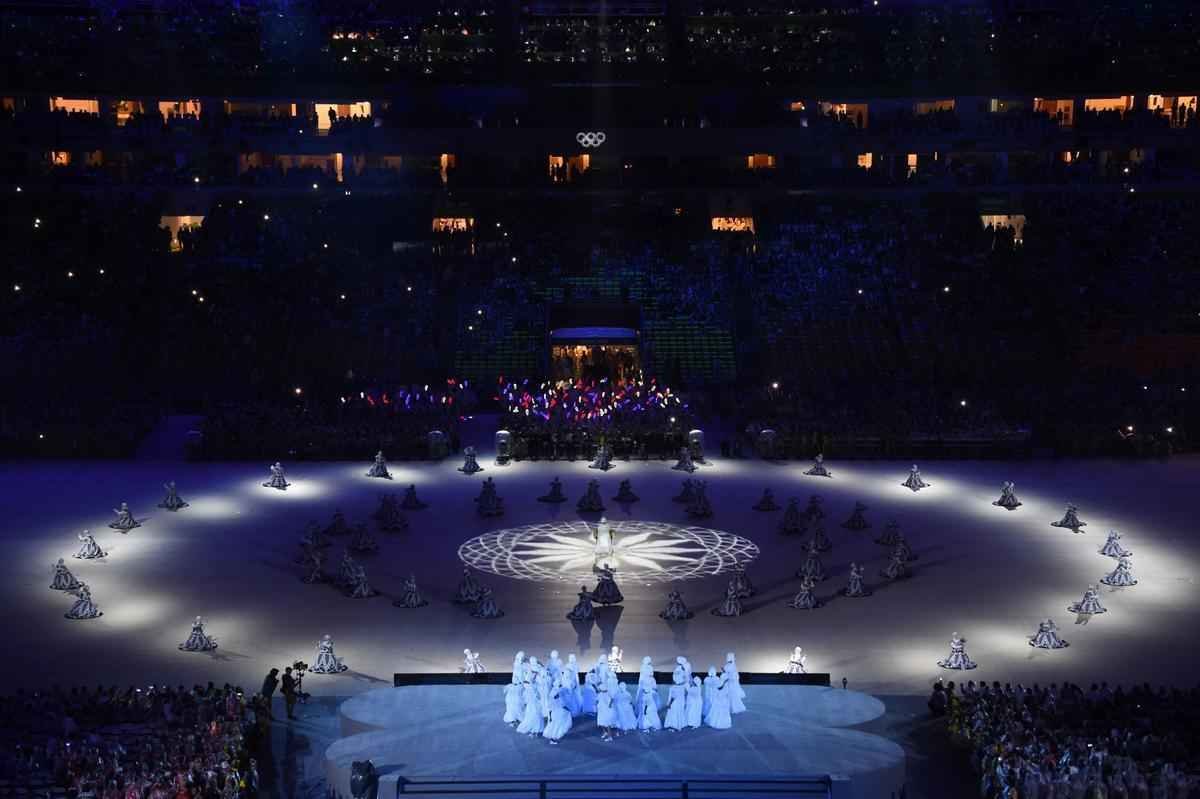 Depois de 19 dias de competies, a Olimpada do Rio terminou em clima de alto-astral, na noite deste domingo, no estdio do Maracan, com muita dana, msica e esprito de carnaval