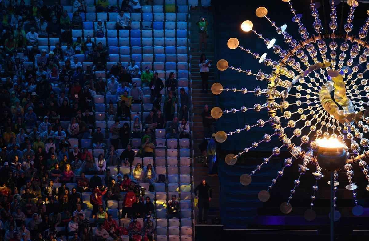 Depois de 19 dias de competies, a Olimpada do Rio terminou em clima de alto-astral, na noite deste domingo, no estdio do Maracan, com muita dana, msica e esprito de carnaval