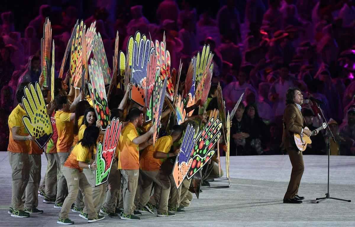 Depois de 19 dias de competies, a Olimpada do Rio terminou em clima de alto-astral, na noite deste domingo, no estdio do Maracan, com muita dana, msica e esprito de carnaval