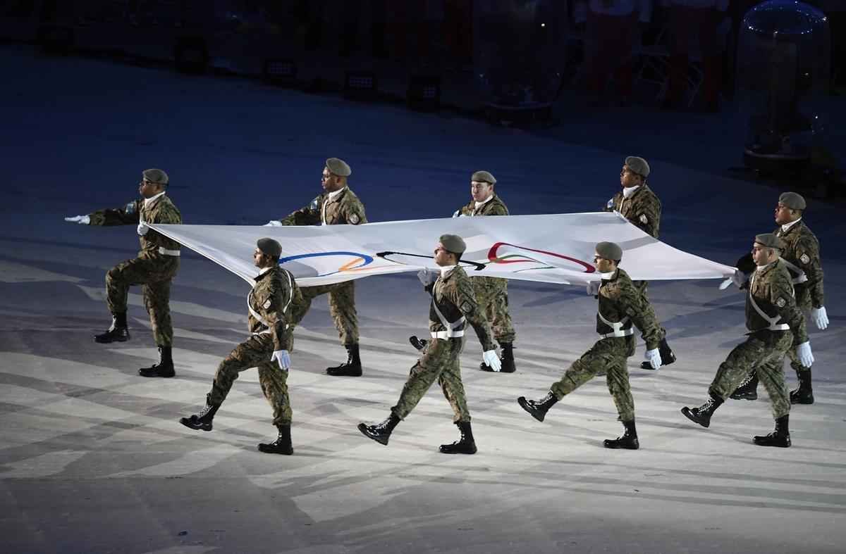 Depois de 19 dias de competies, a Olimpada do Rio terminou em clima de alto-astral, na noite deste domingo, no estdio do Maracan, com muita dana, msica e esprito de carnaval