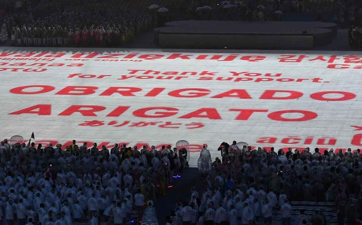 Depois de 19 dias de competies, a Olimpada do Rio terminou em clima de alto-astral, na noite deste domingo, no estdio do Maracan, com muita dana, msica e esprito de carnaval