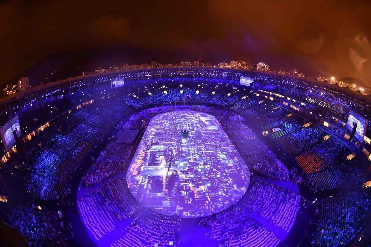 Depois de 19 dias de competies, a Olimpada do Rio terminou em clima de alto-astral, na noite deste domingo, no estdio do Maracan, com muita dana, msica e esprito de carnaval