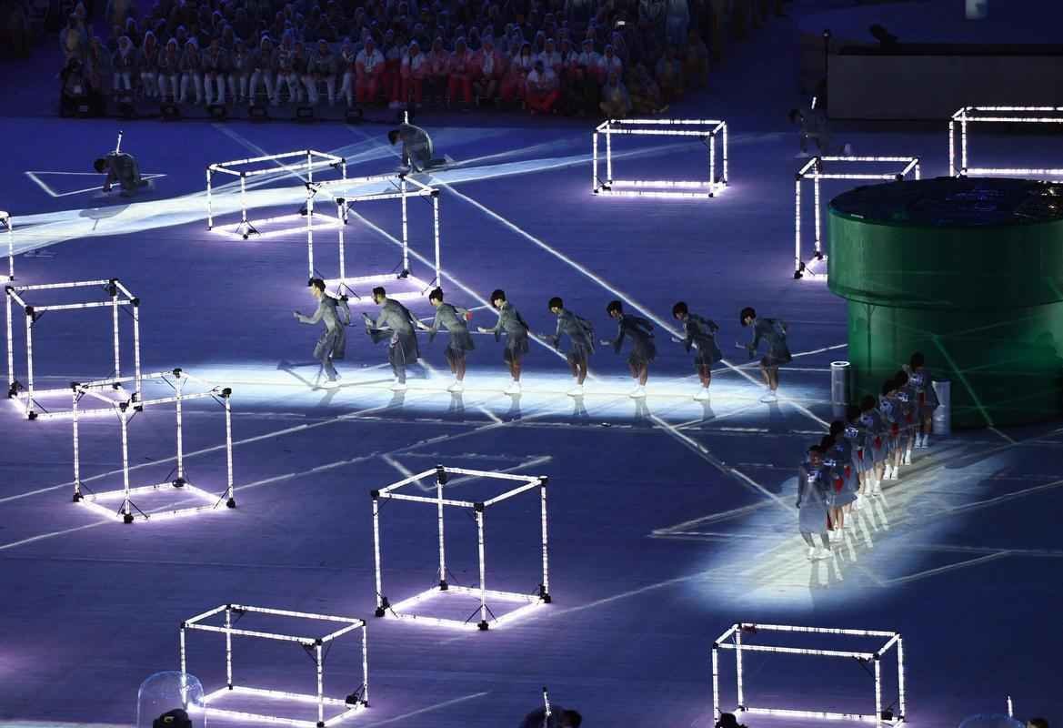 Depois de 19 dias de competies, a Olimpada do Rio terminou em clima de alto-astral, na noite deste domingo, no estdio do Maracan, com muita dana, msica e esprito de carnaval