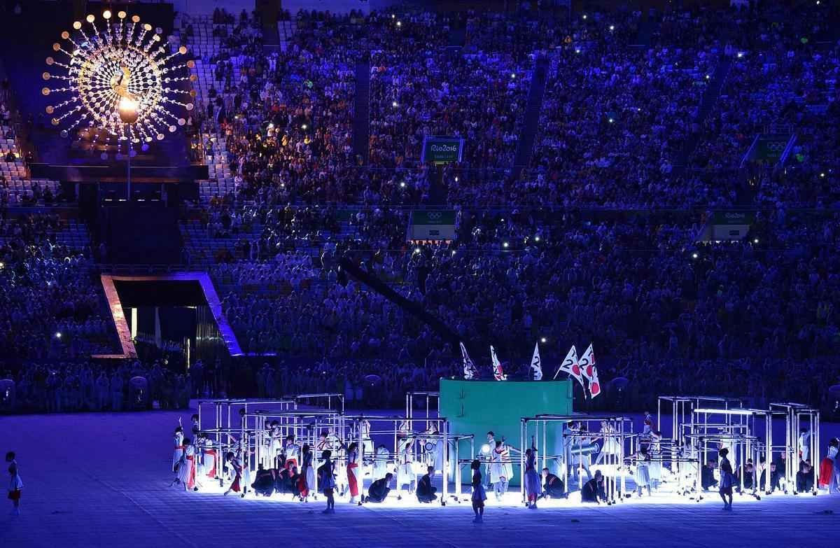 Depois de 19 dias de competies, a Olimpada do Rio terminou em clima de alto-astral, na noite deste domingo, no estdio do Maracan, com muita dana, msica e esprito de carnaval