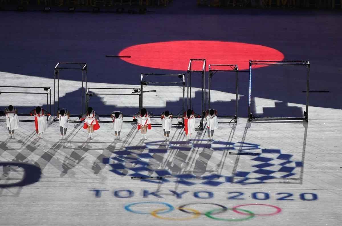 Depois de 19 dias de competies, a Olimpada do Rio terminou em clima de alto-astral, na noite deste domingo, no estdio do Maracan, com muita dana, msica e esprito de carnaval