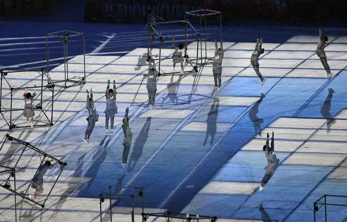 Depois de 19 dias de competies, a Olimpada do Rio terminou em clima de alto-astral, na noite deste domingo, no estdio do Maracan, com muita dana, msica e esprito de carnaval