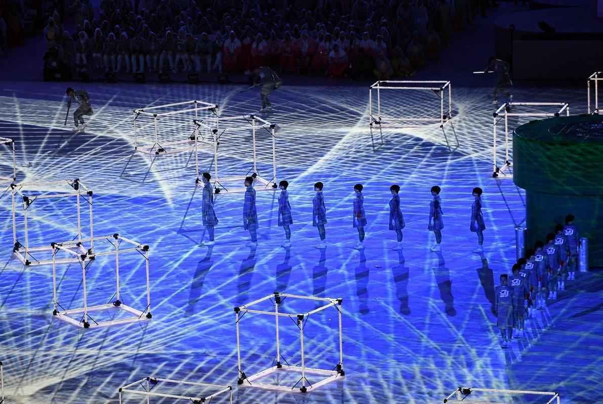 Depois de 19 dias de competies, a Olimpada do Rio terminou em clima de alto-astral, na noite deste domingo, no estdio do Maracan, com muita dana, msica e esprito de carnaval