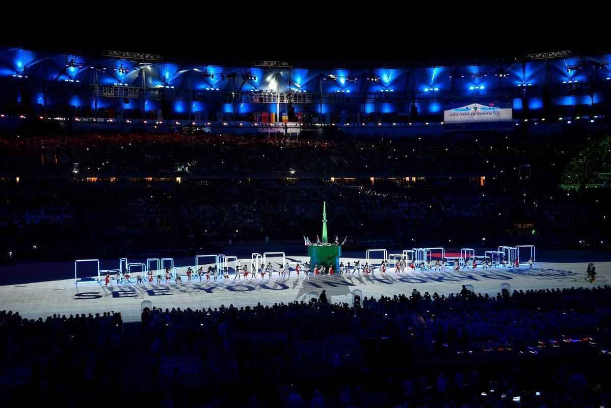 Depois de 19 dias de competies, a Olimpada do Rio terminou em clima de alto-astral, na noite deste domingo, no estdio do Maracan, com muita dana, msica e esprito de carnaval