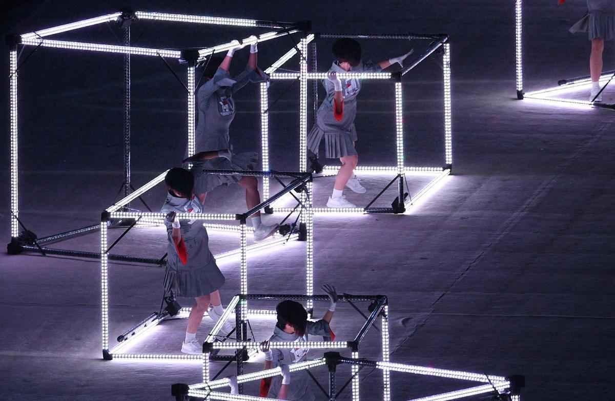 Depois de 19 dias de competies, a Olimpada do Rio terminou em clima de alto-astral, na noite deste domingo, no estdio do Maracan, com muita dana, msica e esprito de carnaval