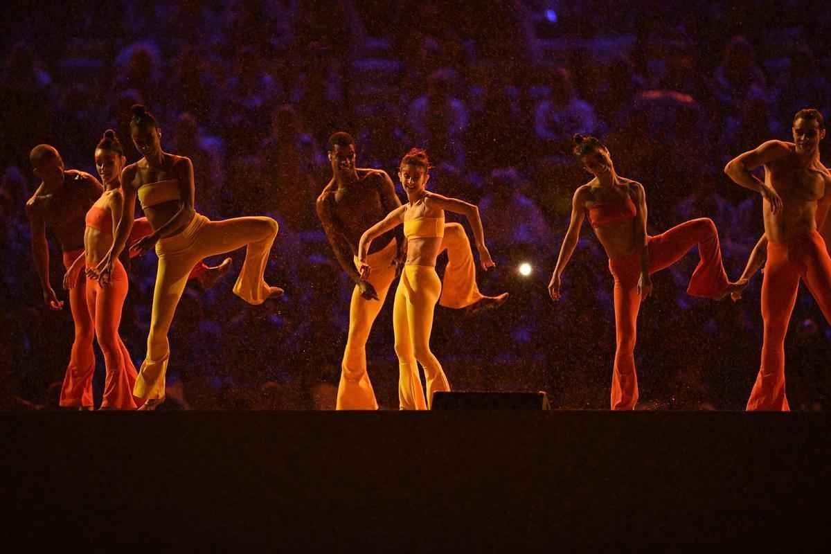 Depois de 19 dias de competies, a Olimpada do Rio terminou em clima de alto-astral, na noite deste domingo, no estdio do Maracan, com muita dana, msica e esprito de carnaval