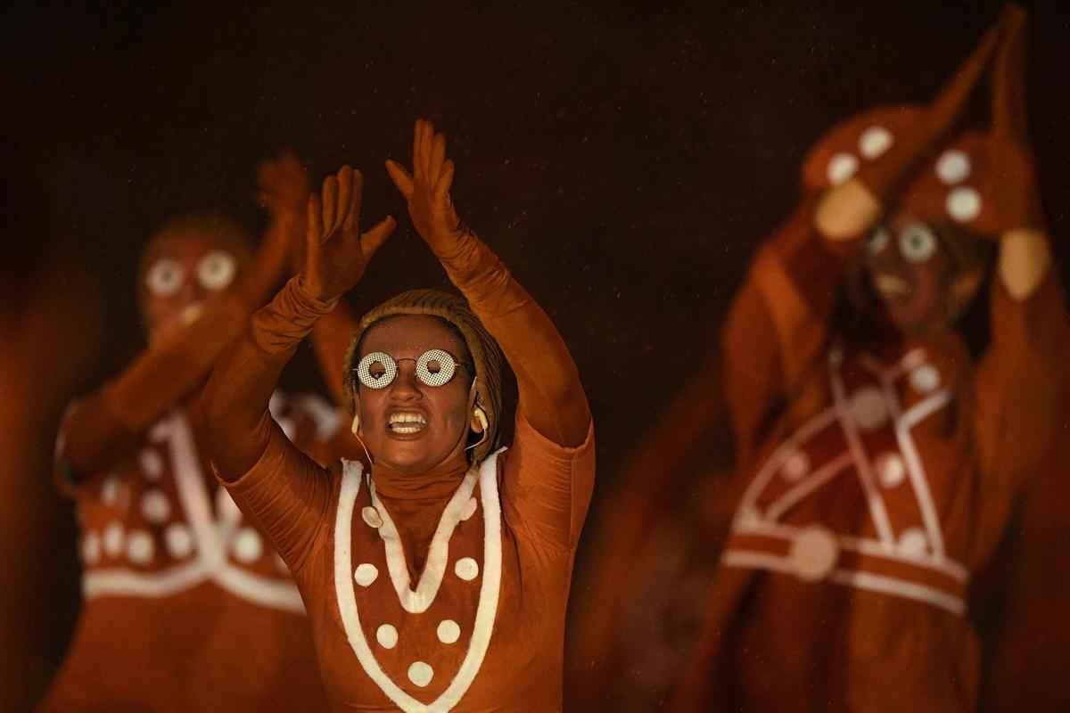 Depois de 19 dias de competies, a Olimpada do Rio terminou em clima de alto-astral, na noite deste domingo, no estdio do Maracan, com muita dana, msica e esprito de carnaval