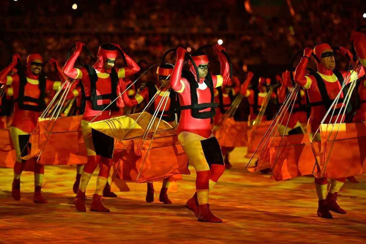 Depois de 19 dias de competies, a Olimpada do Rio terminou em clima de alto-astral, na noite deste domingo, no estdio do Maracan, com muita dana, msica e esprito de carnaval