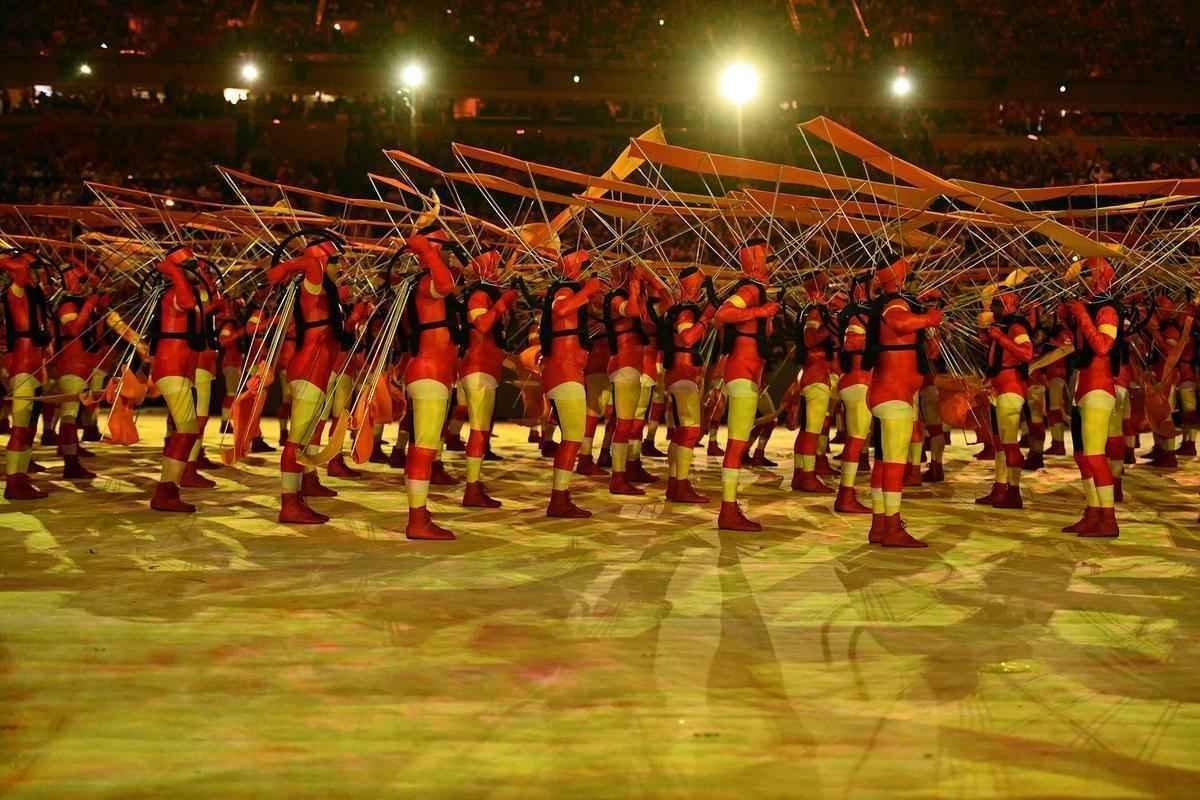 Depois de 19 dias de competies, a Olimpada do Rio terminou em clima de alto-astral, na noite deste domingo, no estdio do Maracan, com muita dana, msica e esprito de carnaval
