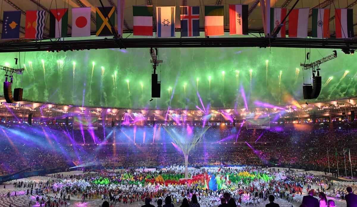 Depois de 19 dias de competies, a Olimpada do Rio terminou em clima de alto-astral, na noite deste domingo, no estdio do Maracan, com muita dana, msica e esprito de carnaval