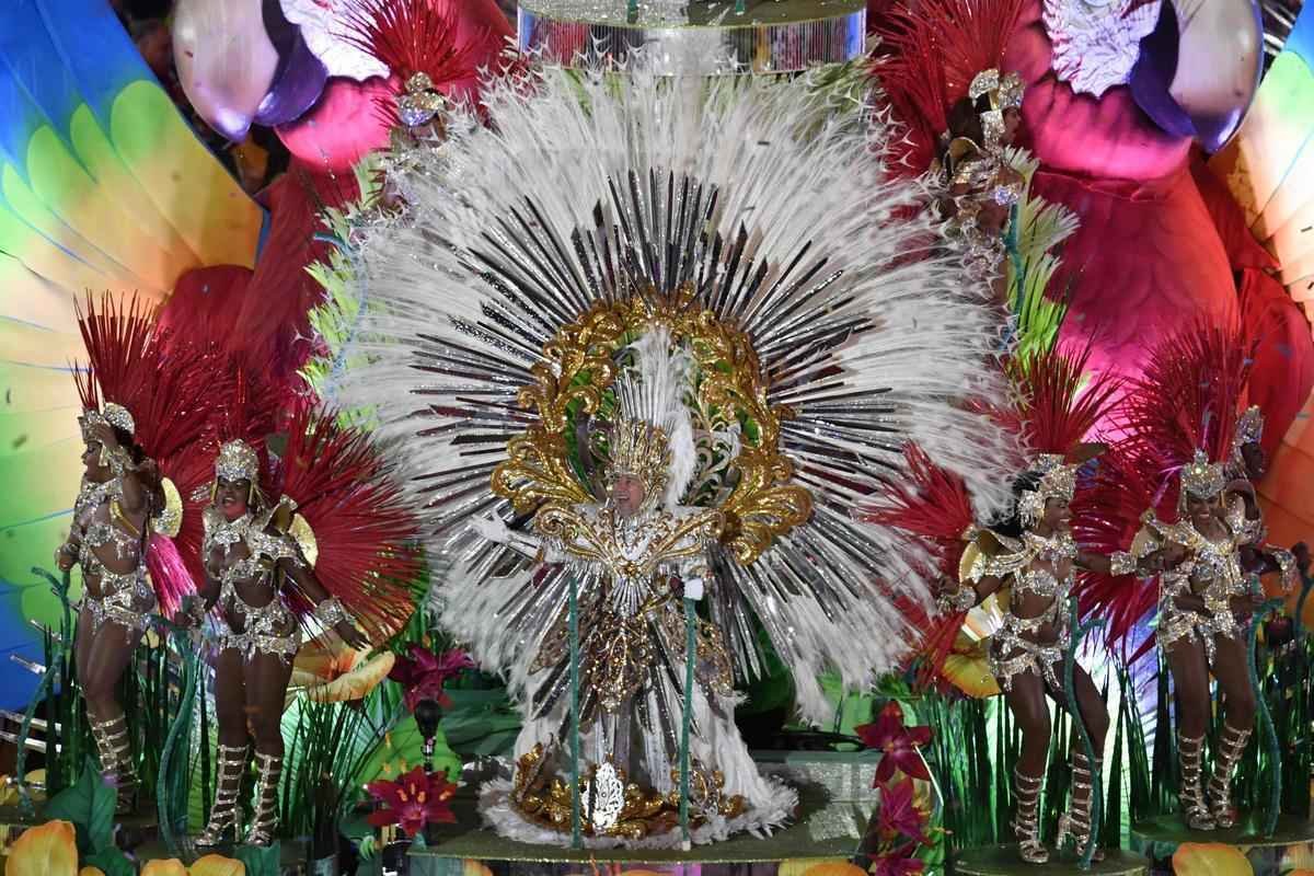 Depois de 19 dias de competies, a Olimpada do Rio terminou em clima de alto-astral, na noite deste domingo, no estdio do Maracan, com muita dana, msica e esprito de carnaval