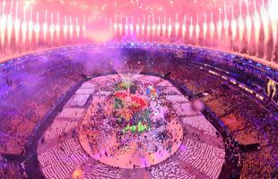 Ritmo de carnaval tomou conta do Maracanã no fim da cerimônia de encerramento dos Jogos
