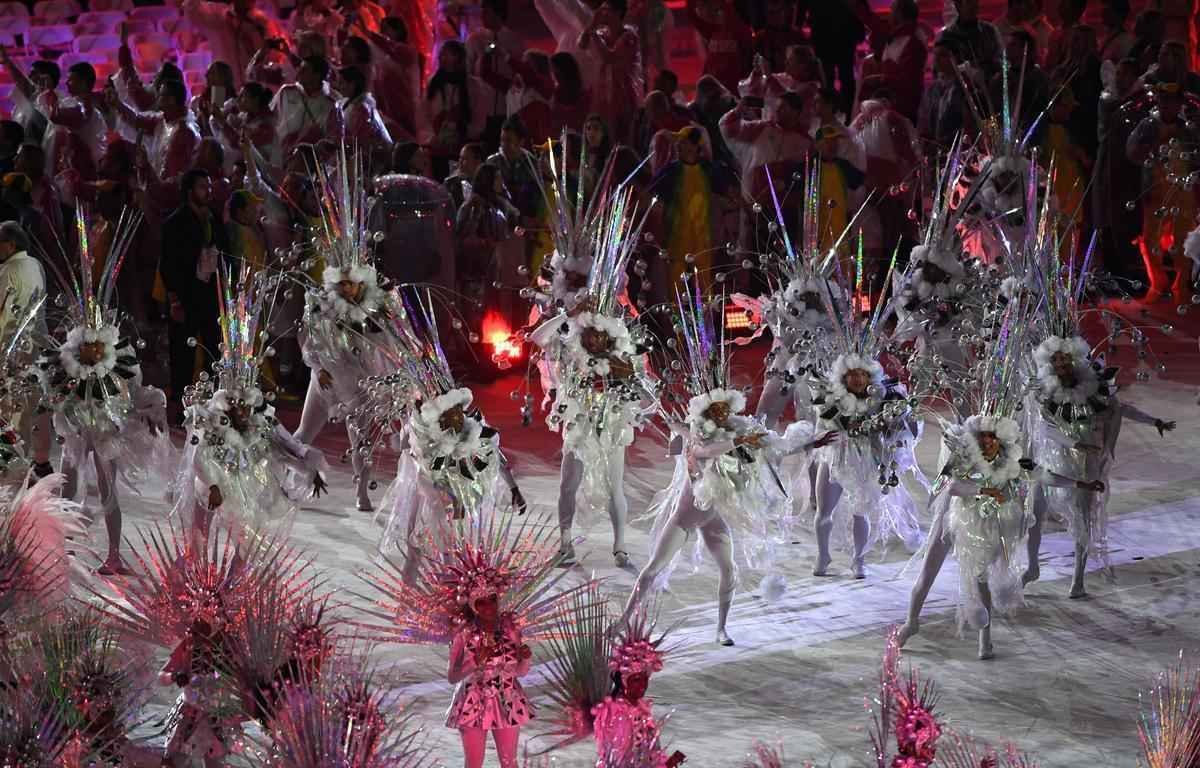 Ritmo de carnaval tomou conta do Maracan no fim da cerimnia de encerramento dos Jogos