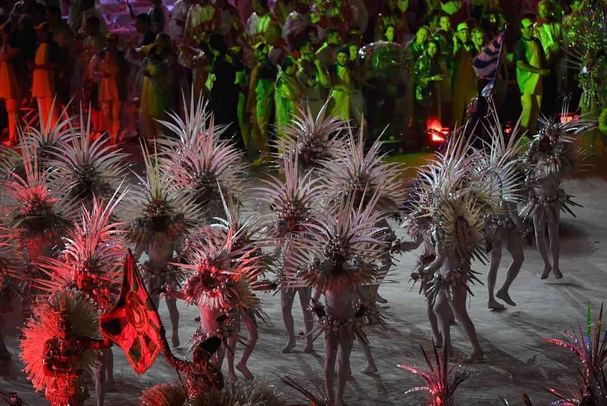 Ritmo de carnaval tomou conta do Maracan no fim da cerimnia de encerramento dos Jogos
