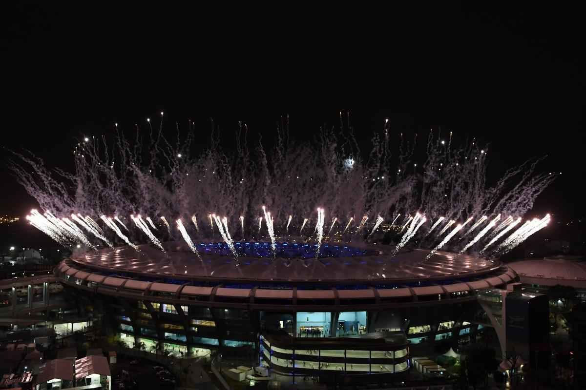 Maracan foi iluminado por show de fogos e projees coloridas na noite do encerramento