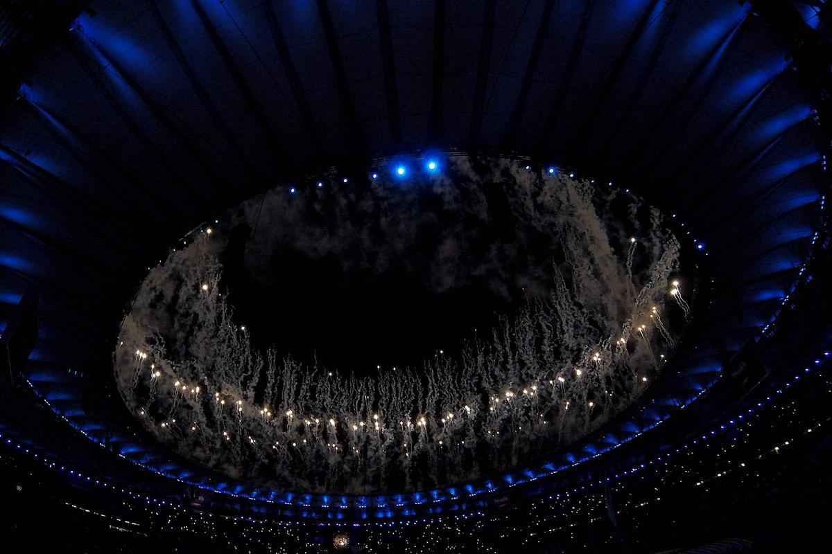 Maracan foi iluminado por show de fogos e projees coloridas na noite do encerramento