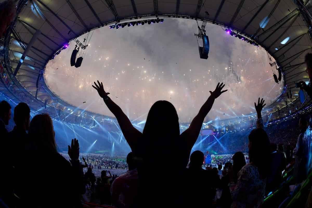 Maracan foi iluminado por show de fogos e projees coloridas na noite do encerramento