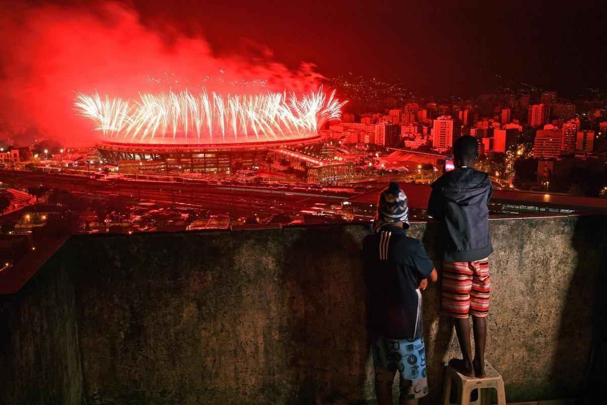 Maracan foi iluminado por show de fogos e projees coloridas na noite do encerramento