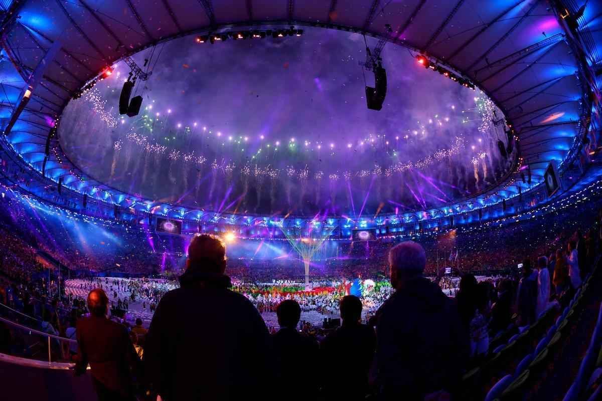 Maracan foi iluminado por show de fogos e projees coloridas na noite do encerramento