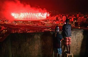 Maracan foi iluminado por show de fogos e projees coloridas na noite do encerramento